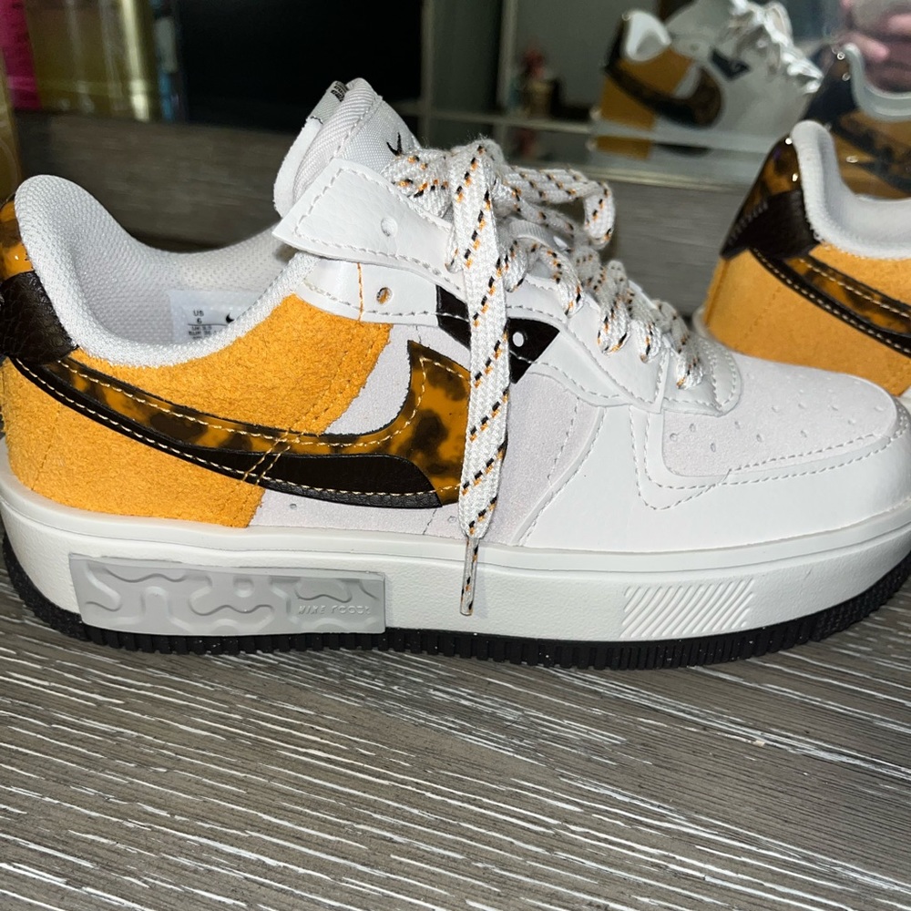 **BRAND NEW NEVER WORN,NEW IN BOX**